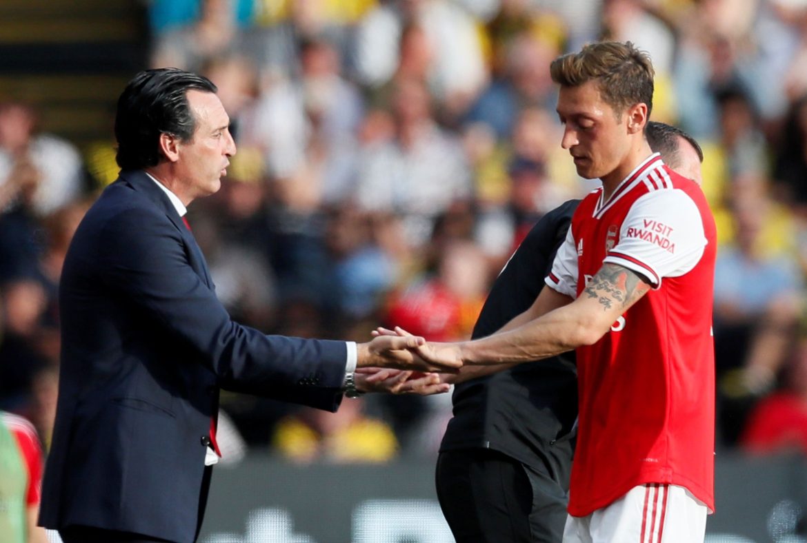 Arsenal fans fuming with Mesut Ozil after video of him taking veiled dig at Emery